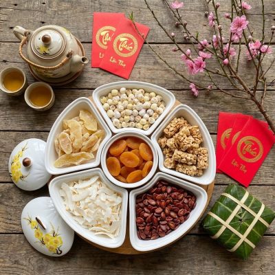 Góc chụp từ trên cao bộ khay mứt hình cánh hoa ...