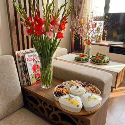 Khay mứt Tết bằng sứ và gỗ được đặt tự nhiên tr...