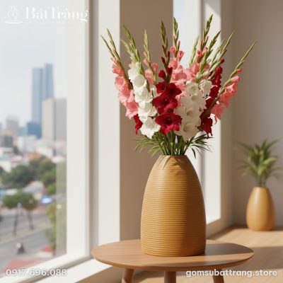 Một người mẫu trong trang phục áo dài thanh lịc...