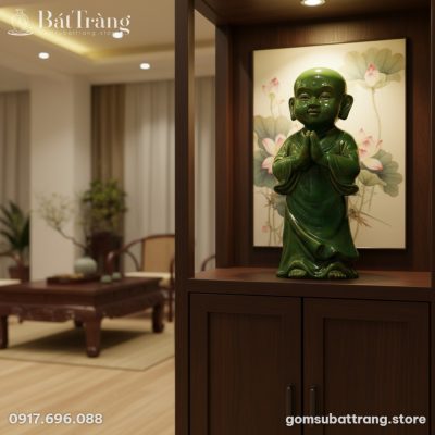 Một bức tượng Tiểu Sư chắp tay men xanh ngọc ca...