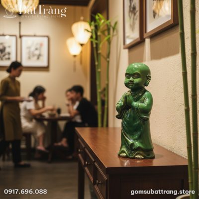 cận cảnh bức tượng Tiểu Sư chắp tay men xanh ng...