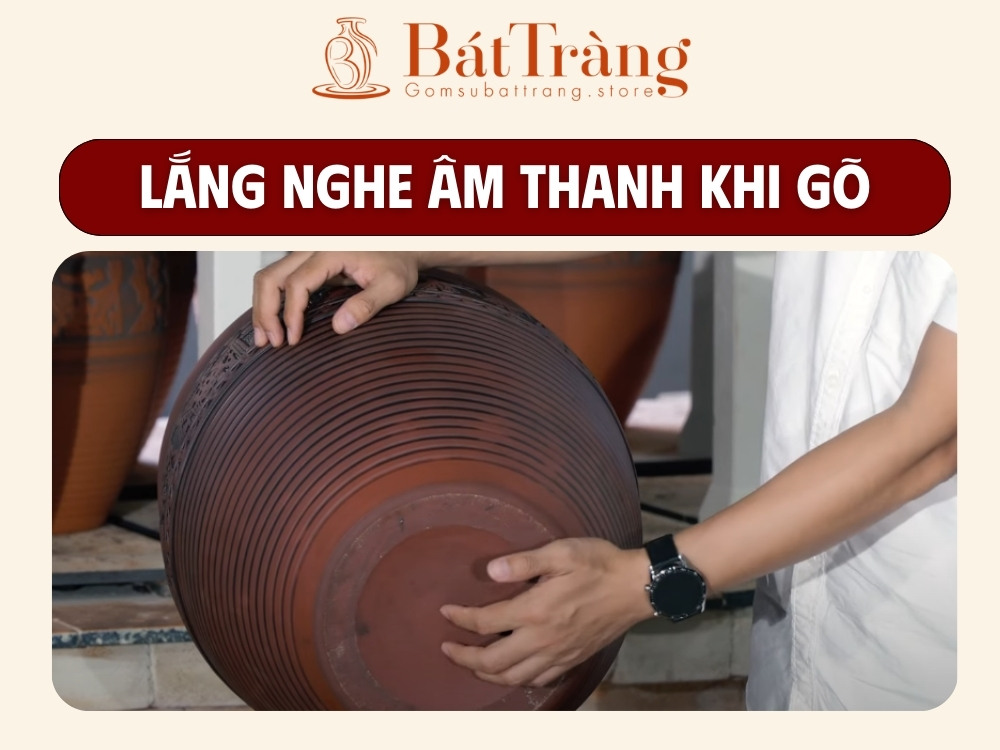 Gõ vào thành chum để kiểm tra âm thanh