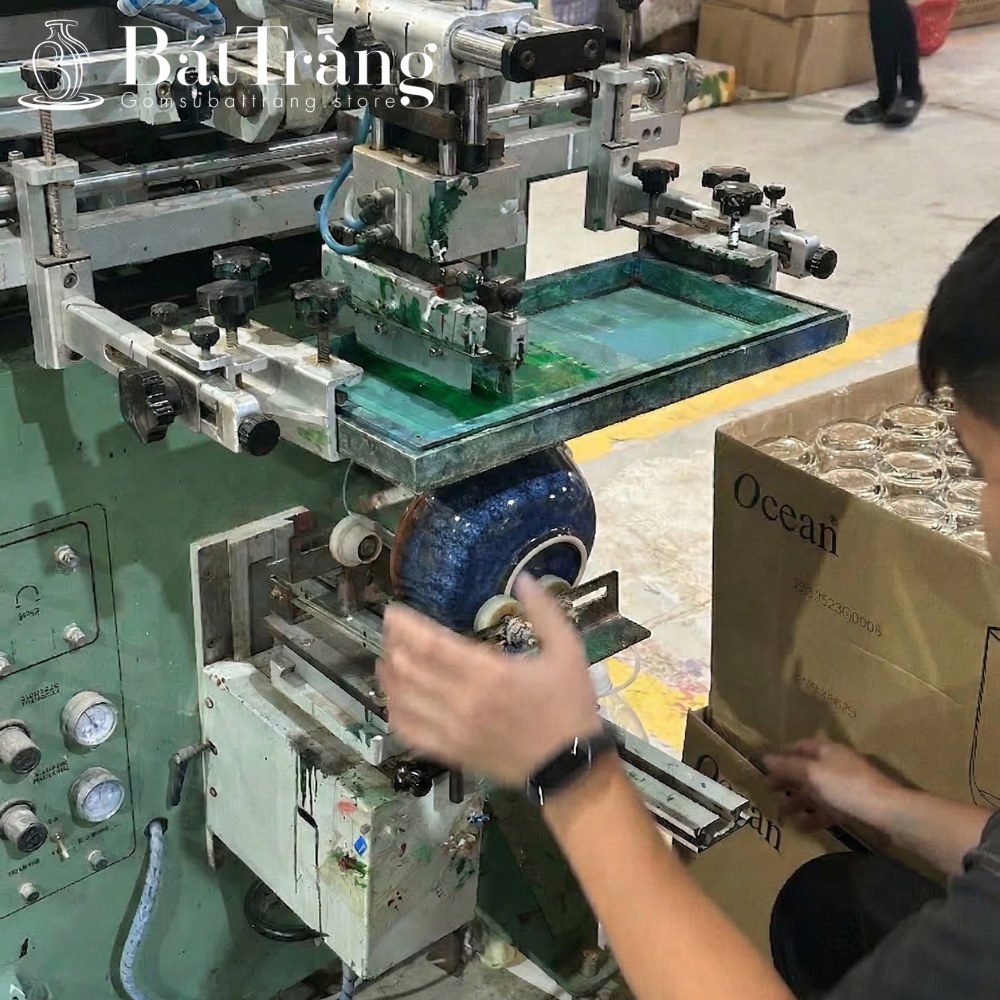 In lưới logo lên gốm sứ