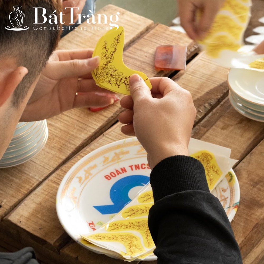 Dán decal lên gốm sứ