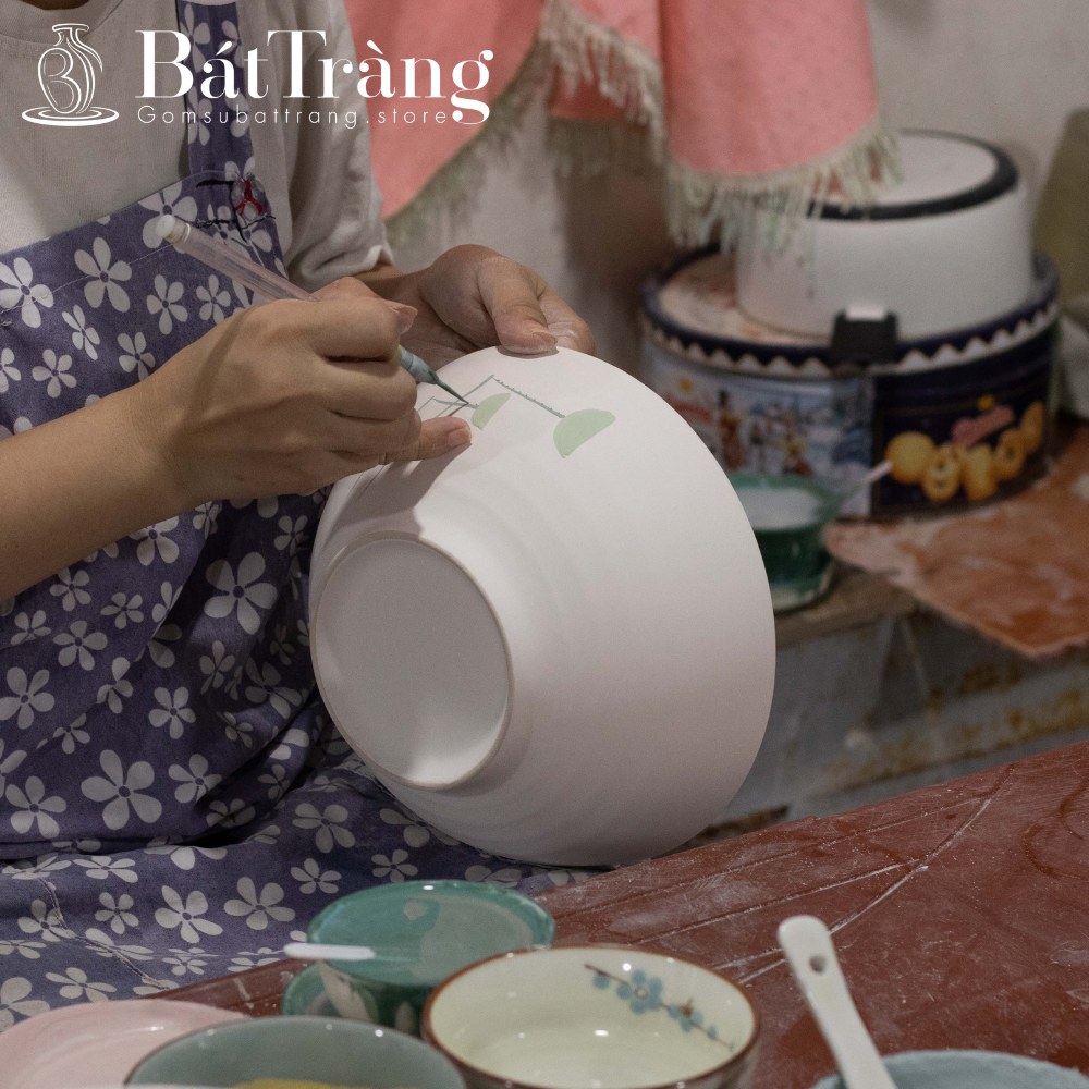 Vẽ họa tiết thủ công trên gốm sứ