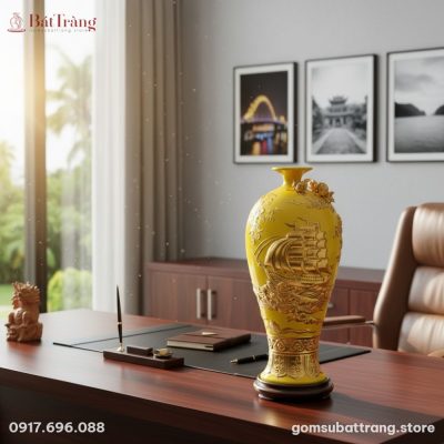 Một chiếc mai bình Thuận Buồm Xuôi Gió dát vàng...