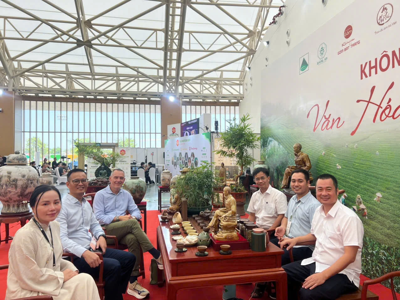 Khách tham dự ngồi giao lưu quanh bàn trà trong Không gian Văn hóa Trà Việt