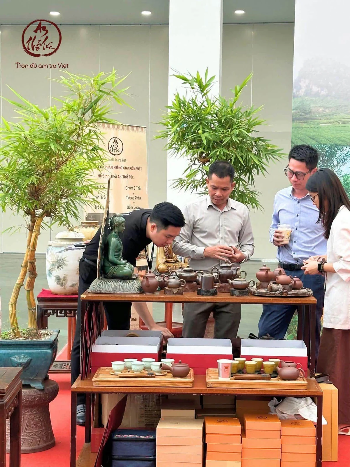 Khách tham quan tìm hiểu các mẫu ấm trà tại khu vực An Thổ Túc