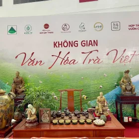 Bàn trà và gốm trưng bày trước phông Không gian Văn hóa Trà Việt