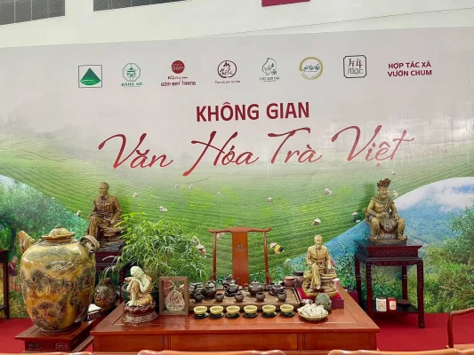 Bàn trà và gốm trưng bày trước phông Không gian Văn hóa Trà Việt
